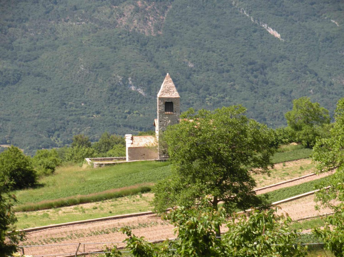 Chiesa-S-Agata-tra-campi-coltivati-Corniano-DI-visitrovereto